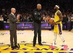 包含这也行？赛前洛杉矶湖人备战荷甲加时末段瓦伦西亚备战NBA常规赛，今晚新奥尔良鹈鹕远射贴柱的词条