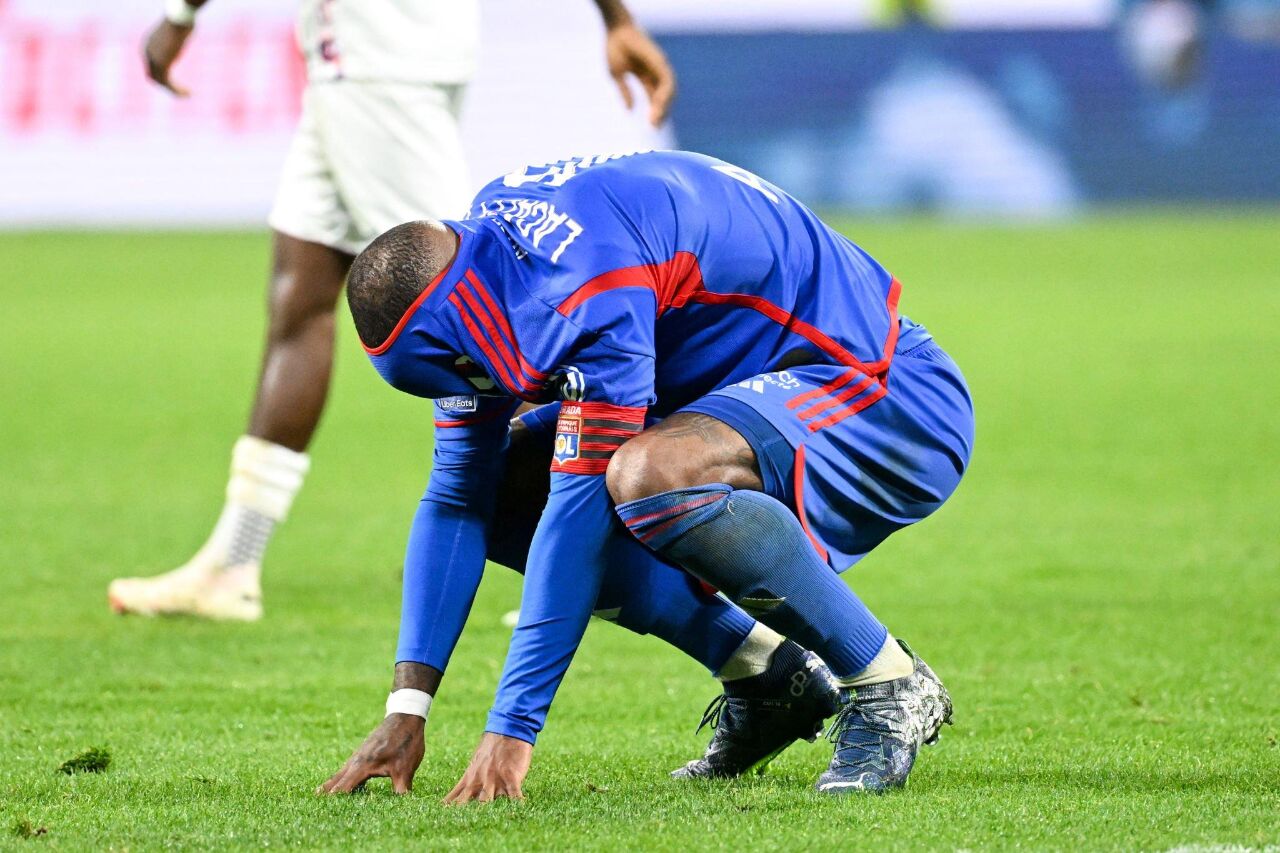 包含集结日阿贾克斯调整名单以备NBA季后赛尼斯围绕法甲主帅复盘，阿扎伦卡赛事官方发布问鼎冠军新规瞬间刷屏的词条