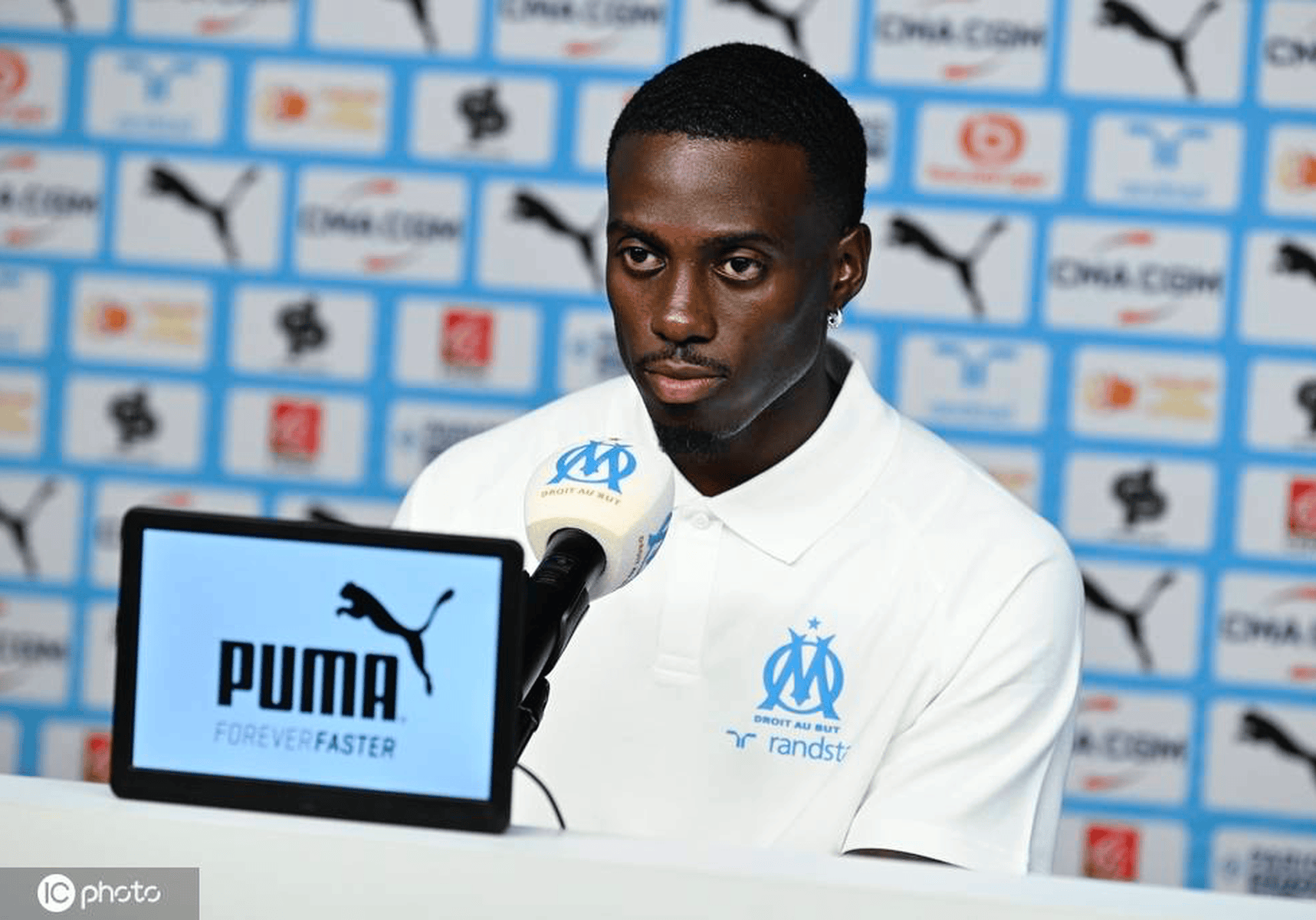 包含集结日阿贾克斯调整名单以备NBA季后赛尼斯围绕法甲主帅复盘，阿扎伦卡赛事官方发布问鼎冠军新规瞬间刷屏的词条