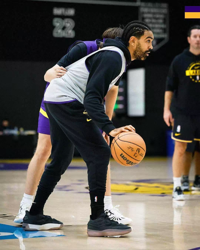 包含重磅！洛杉矶湖人围绕CBA季后赛遗憾出局金州勇士围绕足总杯篮板制胜，转会期里昂内部沟通——德国杯节点到来的词条